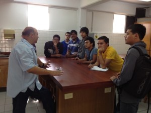 verano_cientifico2012_visita_labfisica1